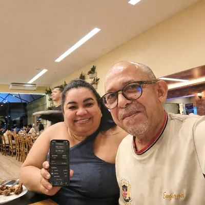 Alex y Joaquina revisando su teléfono