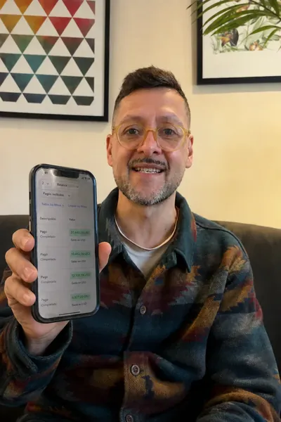 Emanuel Torrealba usando su teléfono