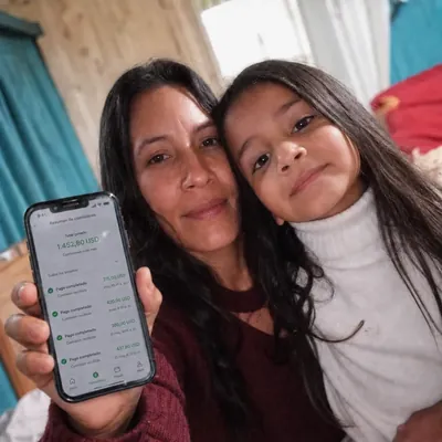 Joana junto a su hija